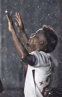 Thiago Mendes se destaca com atuação sólida e é ovacionado pela torcida do Vasco