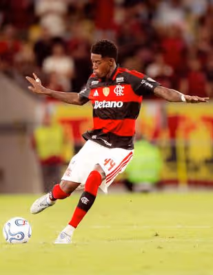 Vitão ganha espaço no Flamengo, e números reforçam bom momento