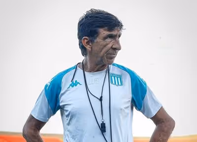 Técnico do Racing se emociona após eliminação para o Flamengo: 'Decepcionei meu povo'