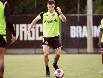 Recuperado de lesão, Lucas Piton volta a jogar e se isola como garçom do Vasco