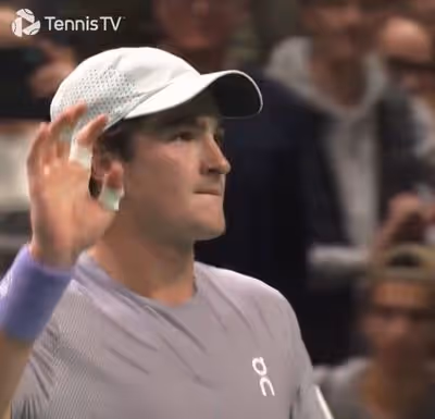 João Fonseca vence Shapovalov de virada na estreia no Masters 1000 de Paris