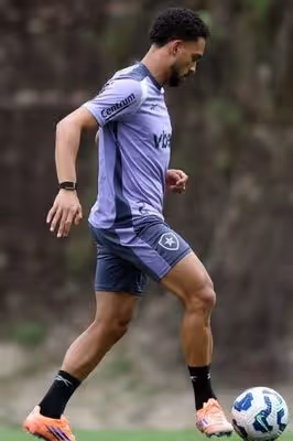 Vitinho descarta deixar o Botafogo e crê em 2026 glorioso: 'Viver 2024 de novo'