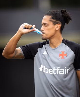 Fora dos planos, Vasco libera zagueiro para procurar novo clube