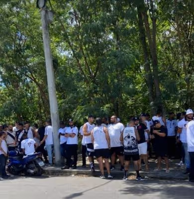 Torcedores do Vasco protestam em frente a CT depois de cinco derrotas seguidas