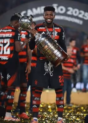 Emerson Royal estaria na mira de clubes do futebol italiano, diz jornalista turco