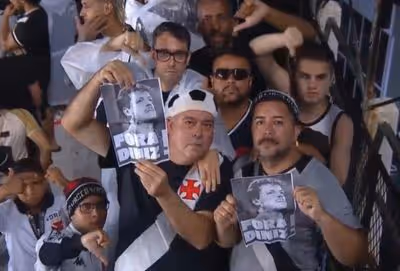 Torcida do Vasco protesta contra Fernando Diniz após empate com a Chapecoense