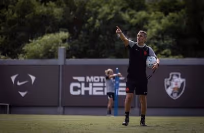 De pai para filho: Interino sonha em resgatar legado no Vasco