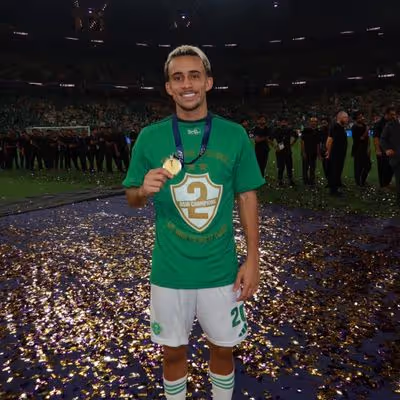 Revelado pelo Flamengo, jogador conquista título de importância na Ásia: 'Momento especial'