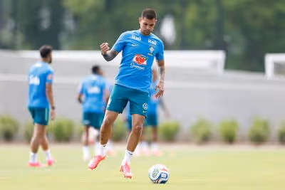 Bruno Guimarães diz que Neymar é ídolo dos jogadores da Seleção: 'Referência de liderança'