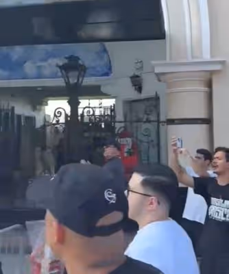 Torcedores do Vasco se manifestam em favor de Pedrinho em São Januário
