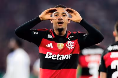 Em alta, Samuel Lino se aproxima de ‘duplo-duplo’ no Flamengo