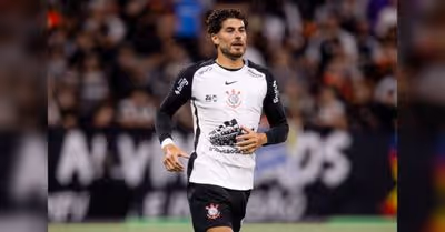 Remo tenta tirar atacante do Corinthians