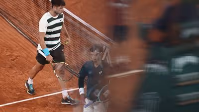 Musetti desiste e Alcaraz defende título frente a Sinner no Roland Garros