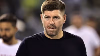 Gerrard defende Slot e aborda regresso ao Liverpool: