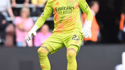 Arsenal prepara concorrência para Raya com bicampeão europeu