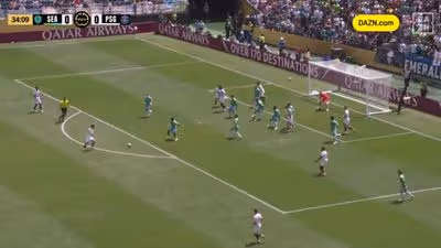 Kvaratskhelia emenda o remate 'torto' de Vitinha para o golo do PSG