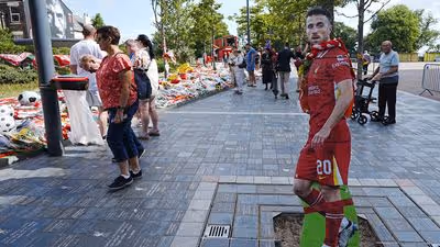 Adeptos do Liverpool fazem fila para livro de condolências de Diogo Jota