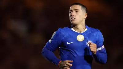 Enzo Fernández foi castigado pelo Chelsea e vai falhar dois jogos