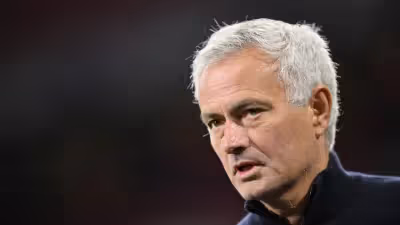 Mourinho mexe e surpreende na equipa. Os onzes do Famalicão-Benfica