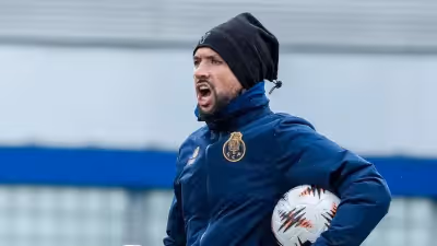 Farioli colmata cinco baixas com cinco 'miúdos' no treino do FC Porto