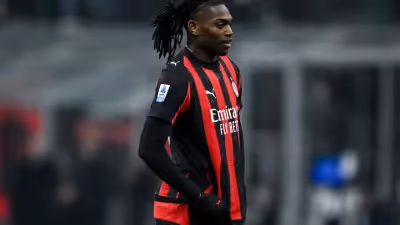 Rafael Leão na porta de saída do Milan chama a atenção de 'gigante'