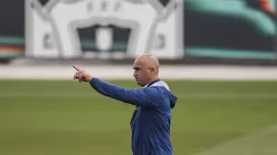 Roberto Martínez atira:
