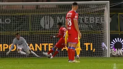 Murilo fez o que não devia. Tocou duas vezes na bola e penálti não contou
