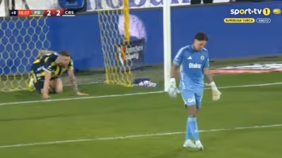 No que estava Ederson a pensar? Asneira custou liderança ao Fenerbahçe