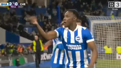 Pedro Neto não terá gostado. Golo do Brighton foi festejado... à Cristiano