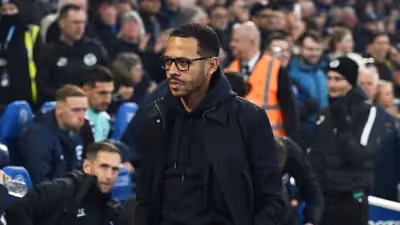 "Inaceitável". Rosenior 'explode' e arrasa jogadores do Chelsea