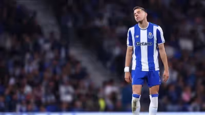 Bednarek atira-se à arbitragem no Clássico: