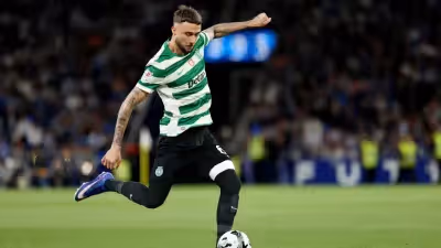 "Alguém perdeu alguma coisa?" Debast mostra presentes que traz do Dragão