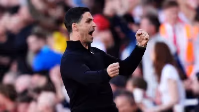 Arsenal volta a ser líder (à condição) e sonha com título 20 anos depois