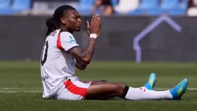 Nem Rafael Leão salvou. Asneira de Tomori trama Milan frente ao Sassuolo