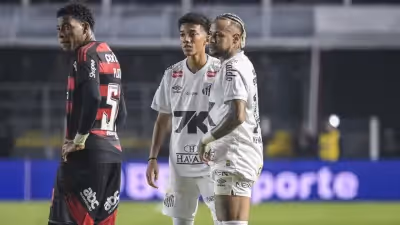 Santos a ferro e fogo. Neymar 'passa-se' e atira filho de Robinho ao chão