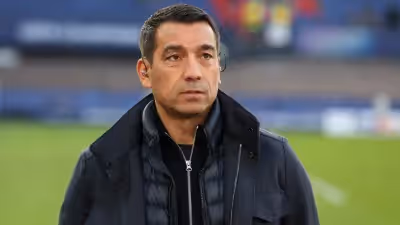 Giovanni van Bronckhorst regressa ao comando técnico do Feyenoord