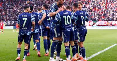 Ajax dá pontapé na crise