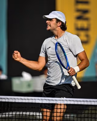 Jaime Faria vence e segue em Wimbledon