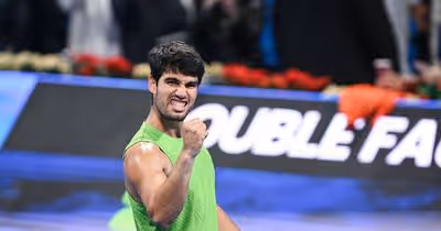 Seis 'match points' depois, Alcaraz está na final de Doha