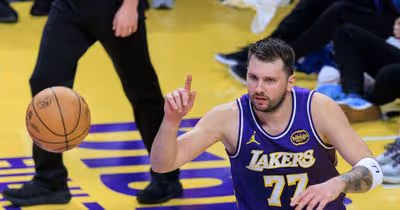 Doncic lesiona-se mas Lakers resistem a Embiid