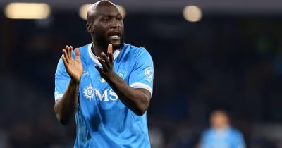 Lukaku regressa a Nápoles, mas por pouco tempo