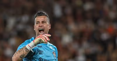 Recordista guarda-redes do Fluminense renova até aos 47 anos