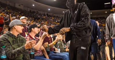 James Harden quer jogar com polegar fraturado