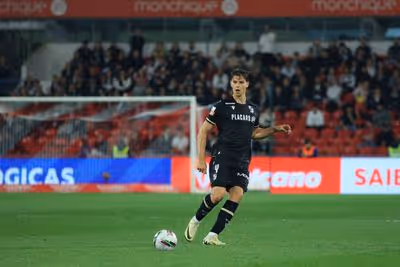 V. Guimarães: central canhoto procura-se