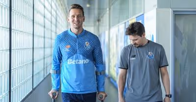 FC Porto: Luuk de Jong de canadianas e sorridente