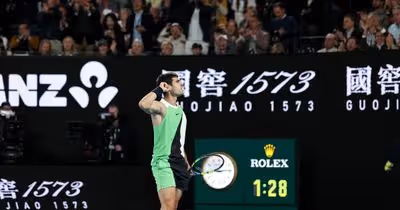 Djokovic cai pela primeira vez em Melbourne e Alcaraz faz história