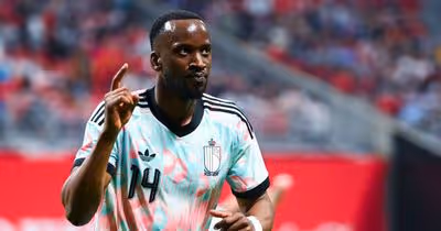 Lukebakio em 'mano a mano' com adversário do Sporting