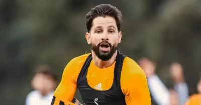 Platiny não é Michel, o astro do futebol francês, mas também faz magia