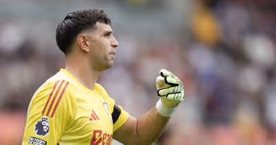 A 'culpa' é do Man. United: Emiliano Martínez perde estatuto de vice-capitão no Aston Villa