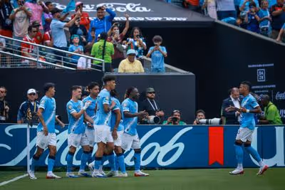 A história do caixa de supermercado que vai jogar pelo Manchester City